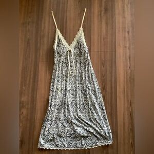 Ivory Lace-Trim Printed Chemise with Black Floral Pattern, Women’s Med